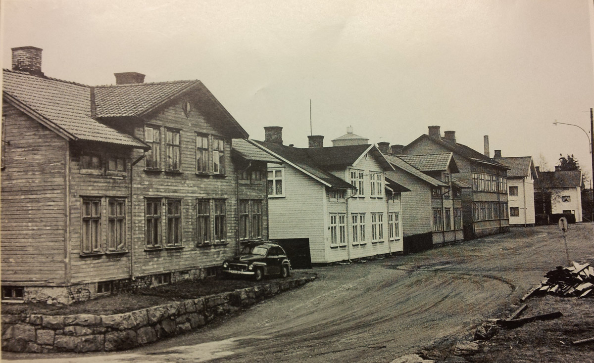 Fabriksgatan innan rivningen i mitten av 1970-talet. Avfotograferad ur publikation. Fotograf okänd 