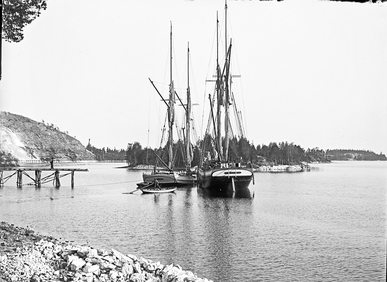 "Galeaserna Mina fr. Bromö och Vikingen fr. Harje vid lastageplatsen den 16 maj 1914." Foto & bildtext: Herman Ahlin