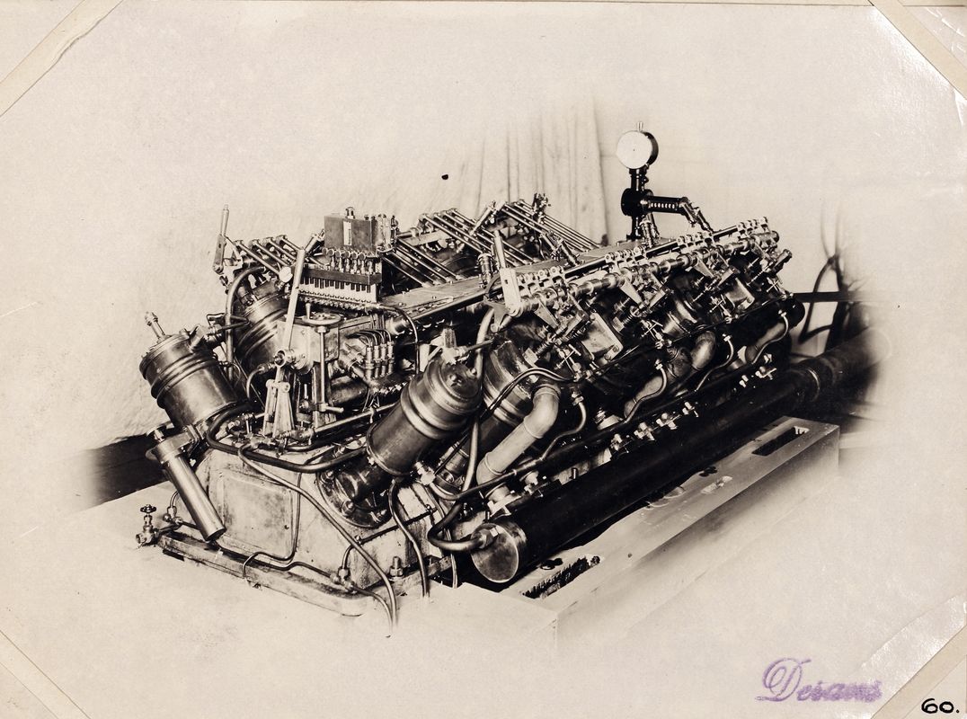 Världens första V8 diesel byggd på Maskinfabriken Ludwig Nobel i St. Petersburg 1910. Denna 4 takts-motorn gav 200 bhp vid 600 rpm, och var ämnad för Emmanuel Nobels yacht "Intermezzo". Foto ur maskinkonstruktör Oscar Derans album.