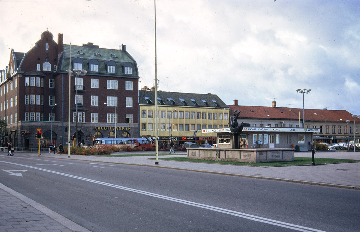 Parti av torget mot Kungsgatan, Vänersborg. Foto: småbildsdia Vänersborgs museum 1972