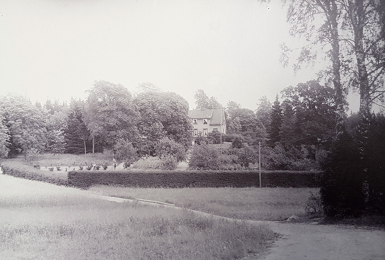 Jägmästarbostället Bergagården på Hunneberg omkring 1910. Foto: Emil Almqvist / Vänersborgs museum