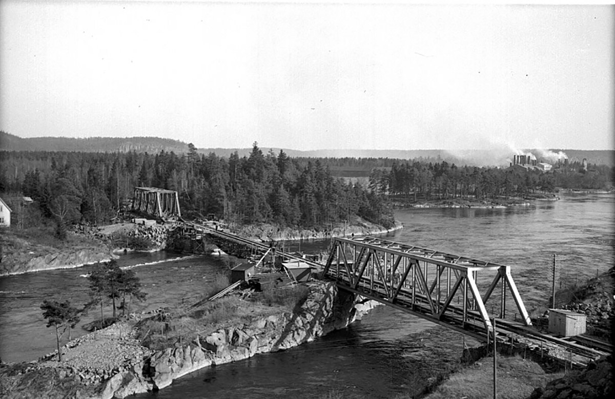 Nya bron på väg att ersätta den gamla. Foto: Okänd 1945
