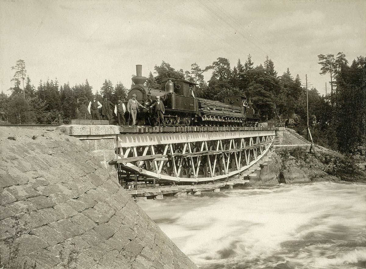 Provbelastning av Stålbron i samband med ombyggnaden från smalspår till normalspår 1898 - 1900. Foto: K & A Vikner, Vänersborg