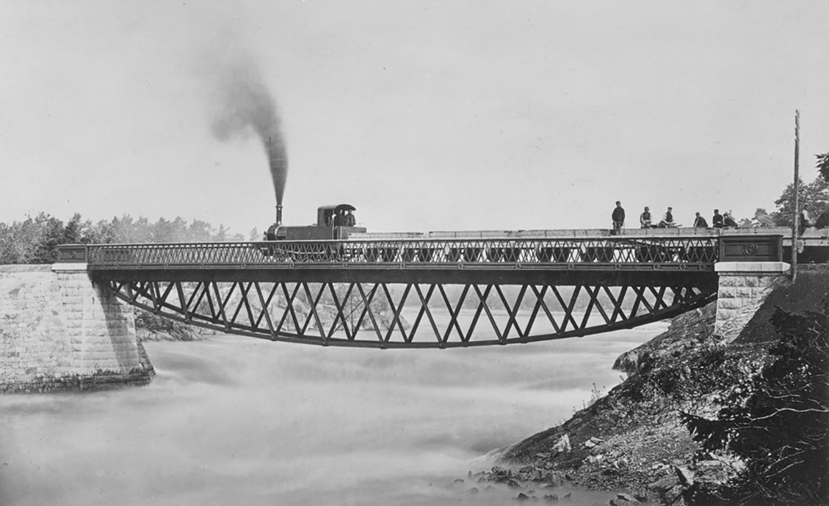  Tågsätt på Stålbron, troligtvis provbelastning år 1866. Loket är UWHJ 1 "Trollhättan". Foto: okänd