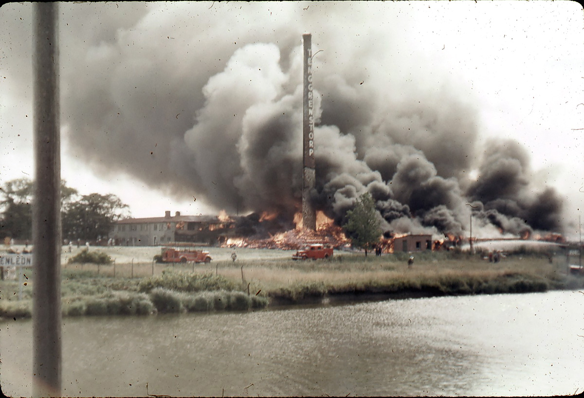 Tenggrenstorp tegelbruk brinner ner den 29 juli 1959. Foto: Okänd