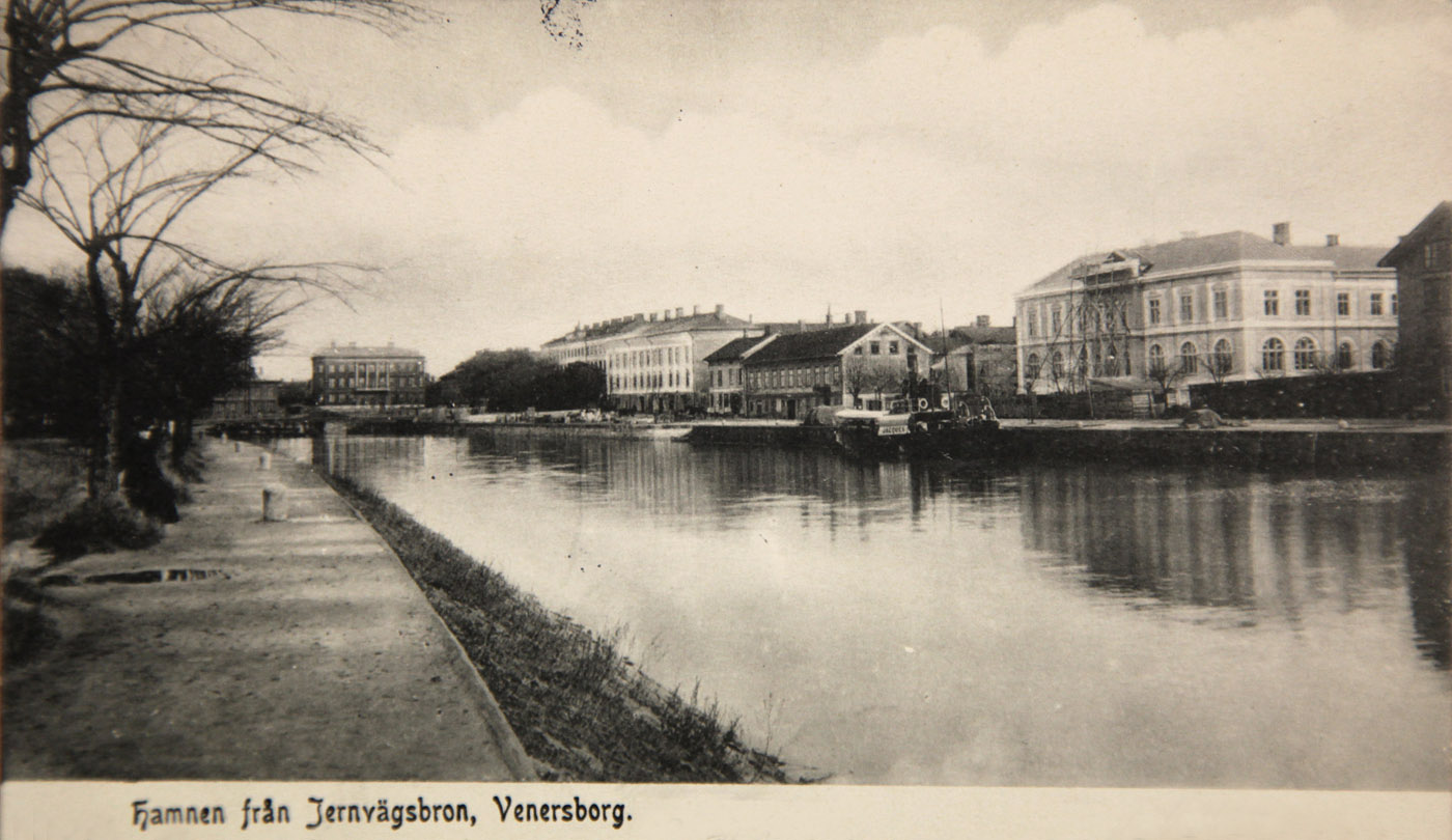 G:a hamnkanalen, Vänersborg. Gissningsvis år 1902, året då riksbankshuset stod klart. Foto ur Vänersborgs Söners Gilles arkiv.