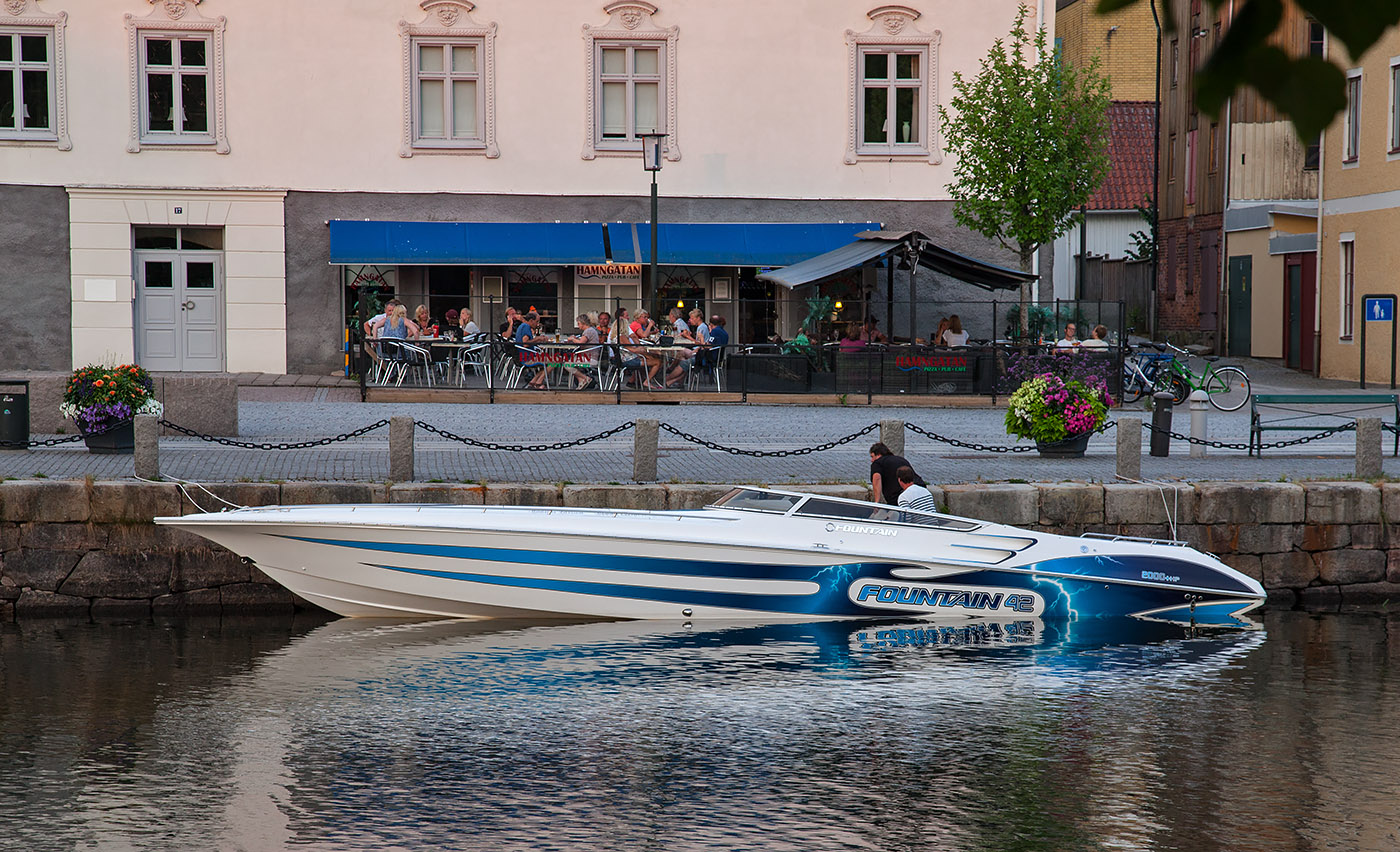 Snabbaste båten på Vänern. Fountain 42 bestyckad med 2 st Mercury racing v8:or, 2000 hk och 100 knop.