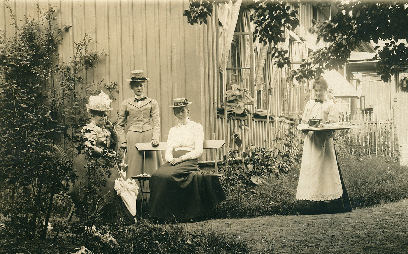 Kaffebrickan kommer! Trädgårdsidyll vid Kronogatan 7 på 1890-talet. Foto ur Emil Berggrens efterlämnade album. Gåva till Vänersborgs museum 1992.