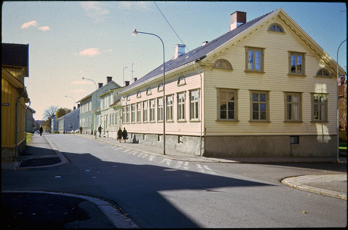 Korsningen Residengatan - Nygatan, med den aktuella fastigheten närmast i bild. Foto: 1972 Vänersborgs museum (DIA00030)
