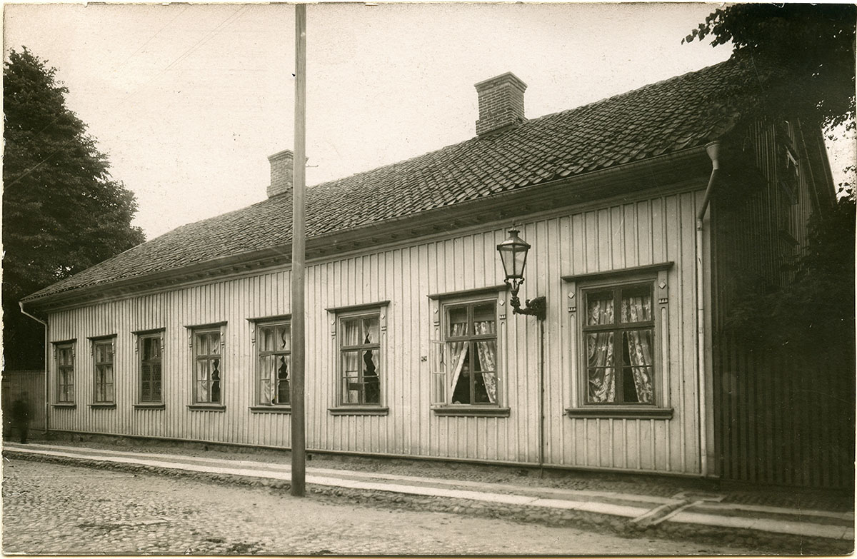 Kronogatan 7 på 1890-talet. Foto ur Emil Berggrens efterlämnade album. Gåva till Vänersborgs museum 1992.