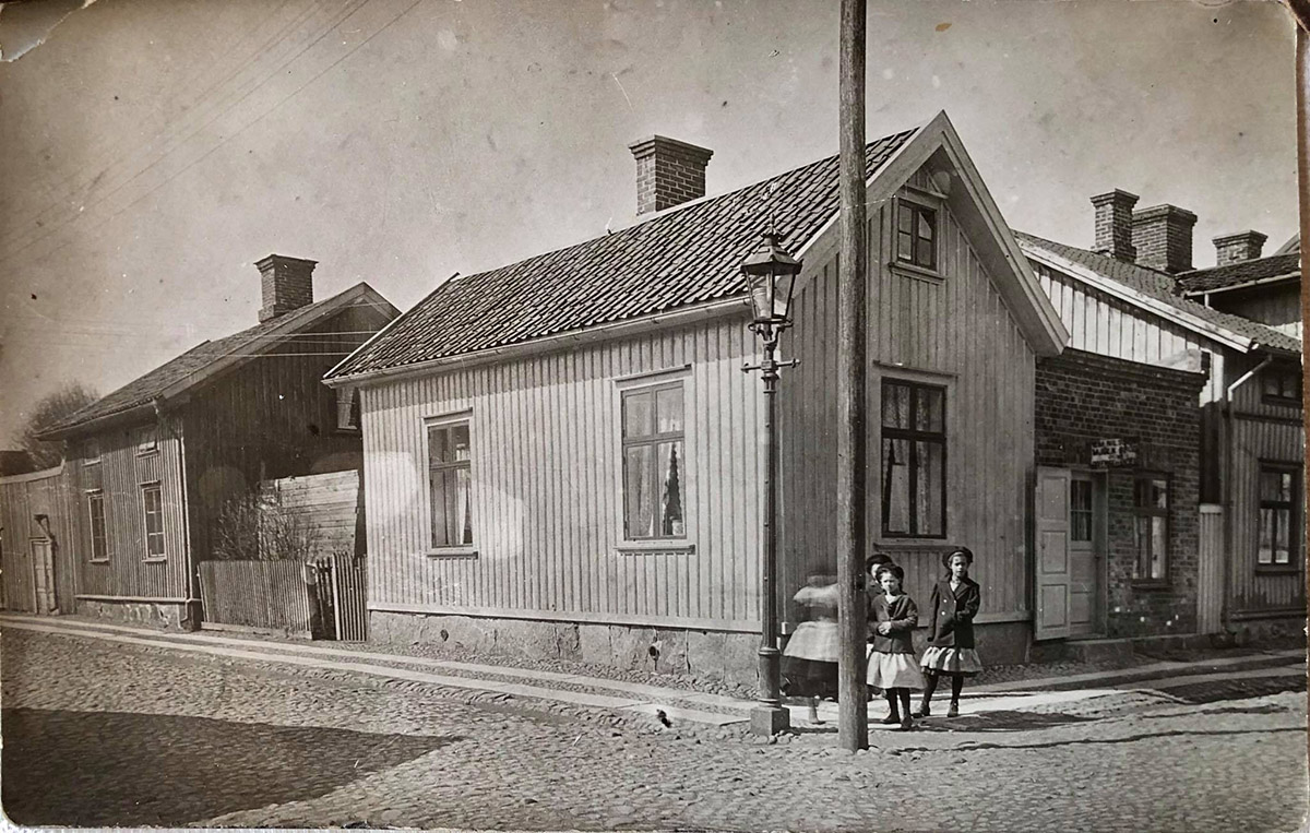 Korsningen Nygatan - Kyrkogatan 1900+. Foto genom Helen Floberg Bach