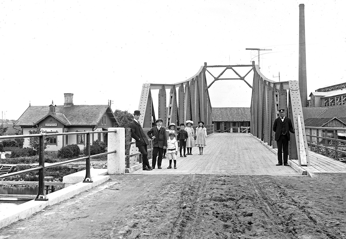 Gropbron med brovaktarhuset omkring 1915. I bakgrunden skymtar Nabbensbergs tegelbruk. Fotograf okänd. (Vänersborgs Söners Gille)