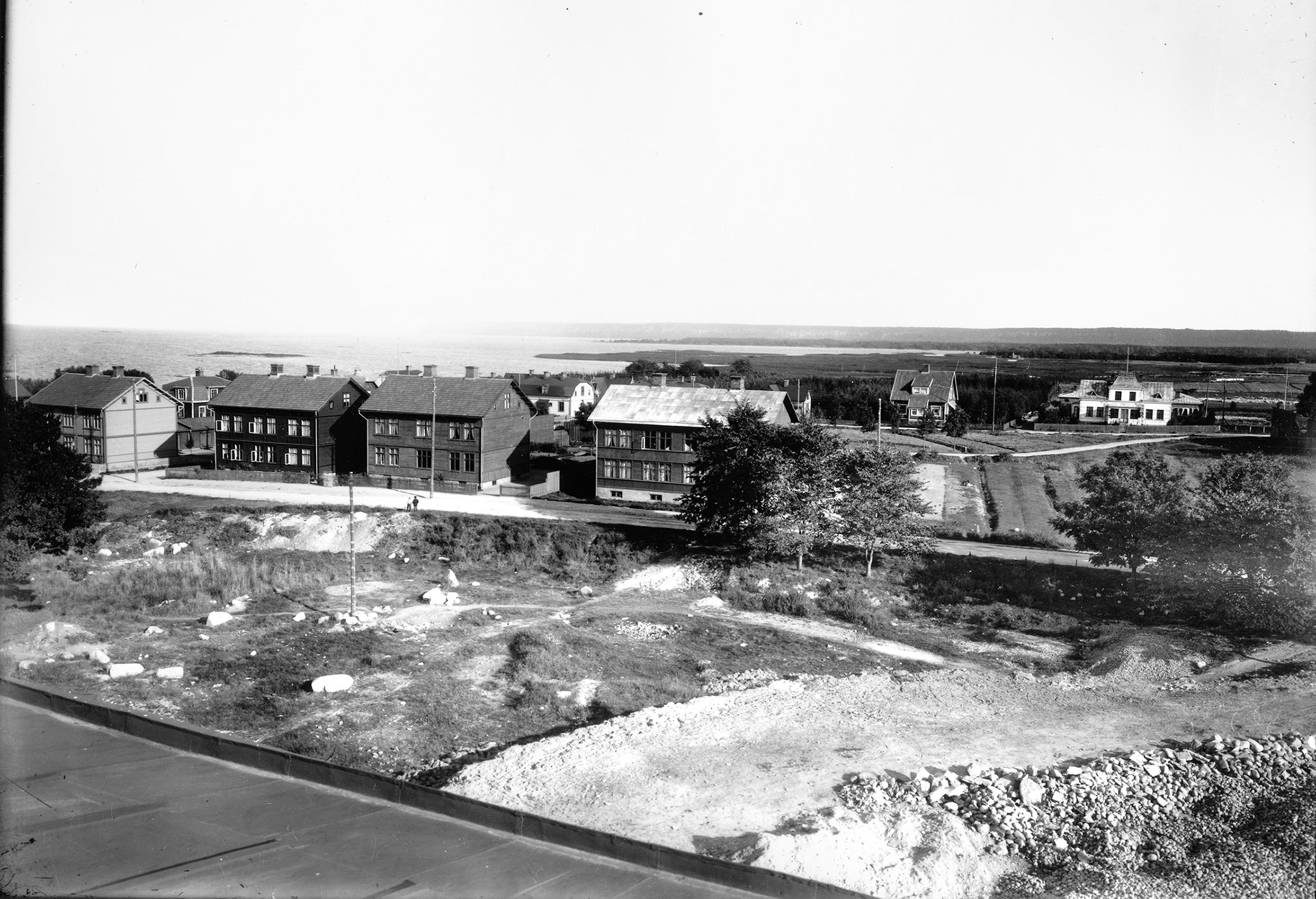 Foto från folkskolans tak ca 1914, med spår av vallgraven t.h. Foto  fr. Vänersborgs museum.